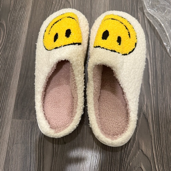 Brand new cozy slippers with smiley faces - size 6 - 7 - Picture 4 of 6